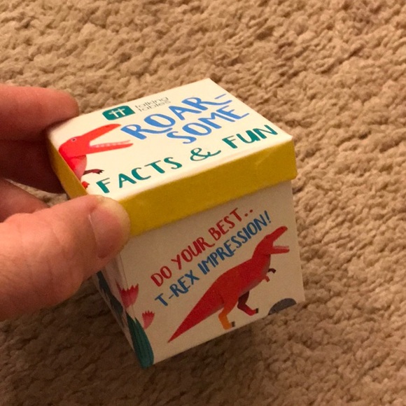 TALKING TABLES
Roarsome facts & fun game - Picture 2 of 8